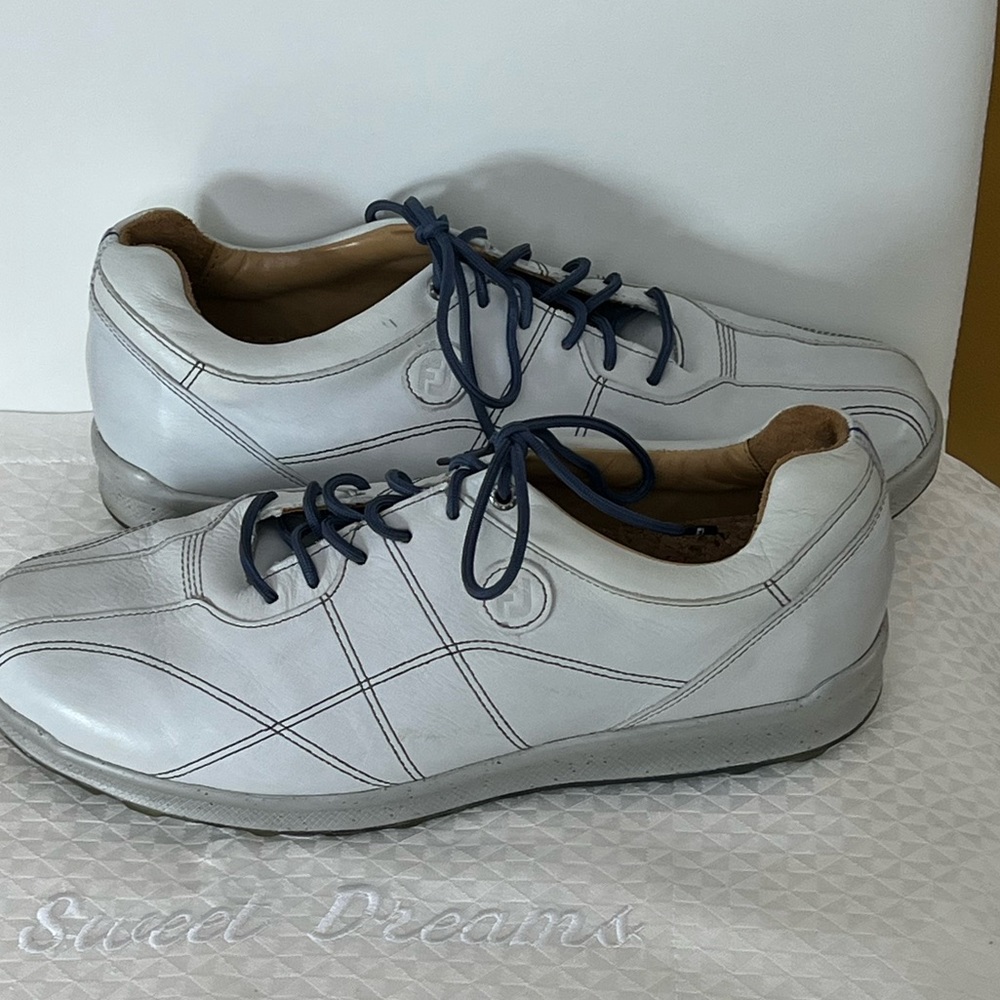 Mens size 11  Highy Quality VERSALUXE FOOT JOY spineless golf shoe all leather.